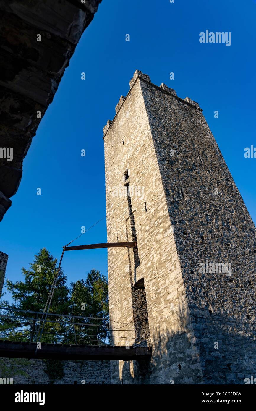 Italia. Lombardia. Lago di Como. Perledo intorno a Varenna. La torre quadrata del Castello di Vezio Foto Stock