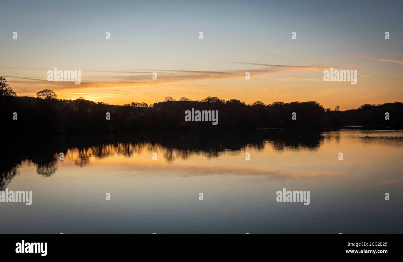 Il lago al tramonto a YSP vicino a Wakefield, Yorkshire, Regno Unito Foto Stock