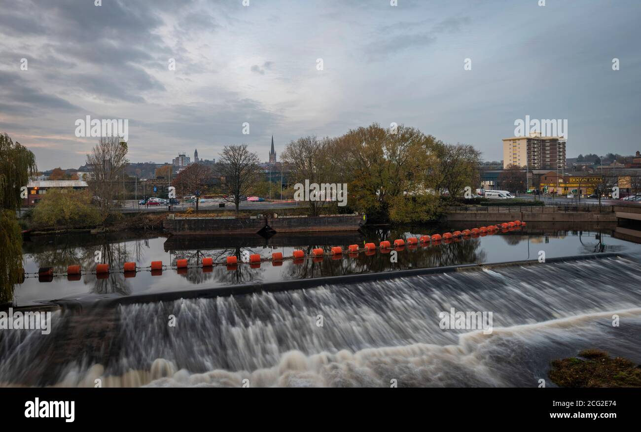 Il fiume Calder a Wakefield, Yorkshire, Regno Unito Foto Stock