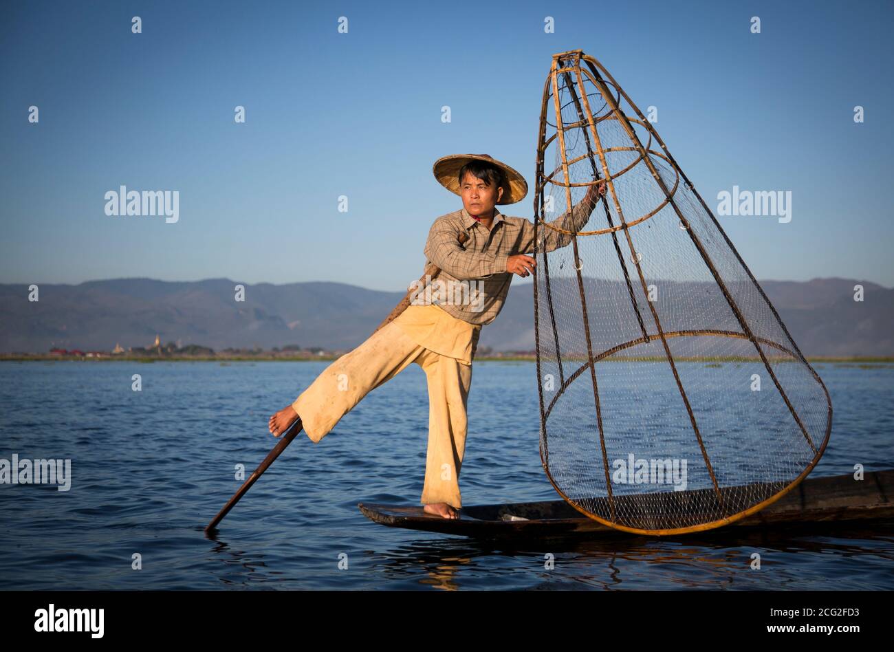 Lago, Inle, Myanmar, 17 novembre 2014: pescatori lago Inle pesca nei primi nostri di un giorno durante la surise Foto Stock