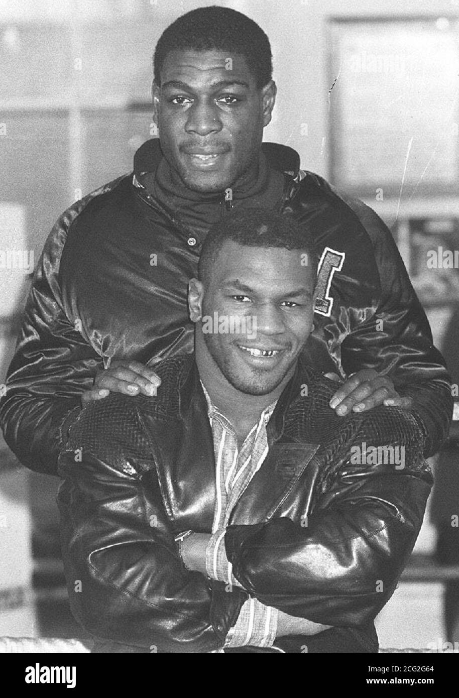 File della libreria 222438-5, datato 20.3.87. Mike Tyson (davanti) con il pugile inglese Heavyweight Frank Bruno durante una pausa in allenamento per la lotta di Bruno contro James 'Quick' Tillis. Foto PA. Foto Stock