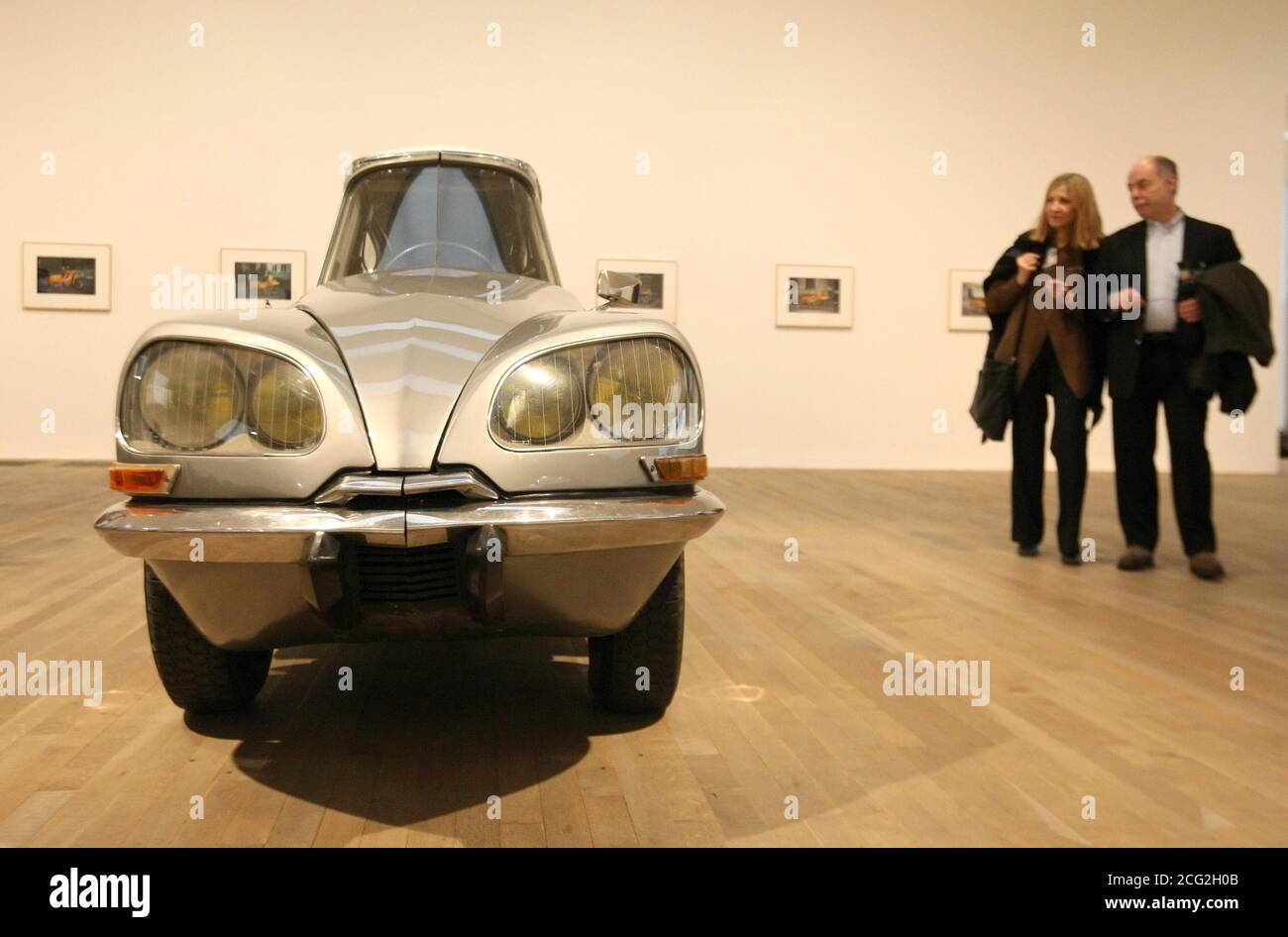 I visitatori possono vedere 'la D.S.' una macchina Cirtroen DS modificata, dell'artista Gabriel Orozco, parte di una nuova mostra dell'opera dell'artista, a Tate Modern, a Southwark, nel centro di Londra, che va dal 19 gennaio al 25 2011 aprile. Foto Stock