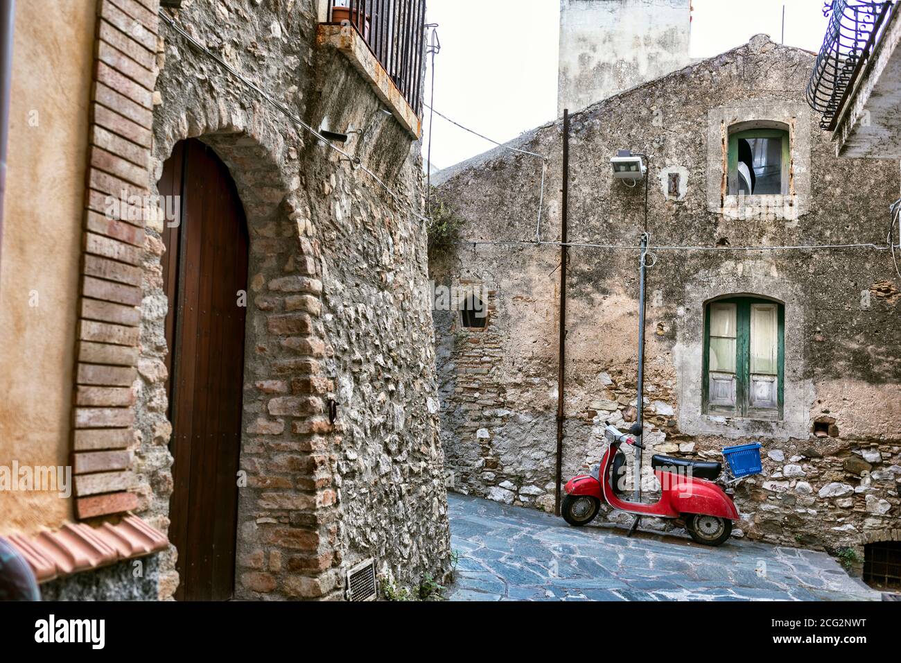 Piaggio Rosso Vespa nel piccolo villaggio di Castelmola, in Sicilia Foto Stock
