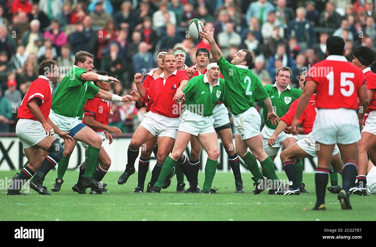 DUB 1: DUBLINO: 5.11.94: Keith Wood irlandese prende le dita per la palla alla partita Irlanda contro Stati Uniti a Lansdowne Road a Dublino oggi (sabato). PA NEWS, Martin McCullough. Foto Stock