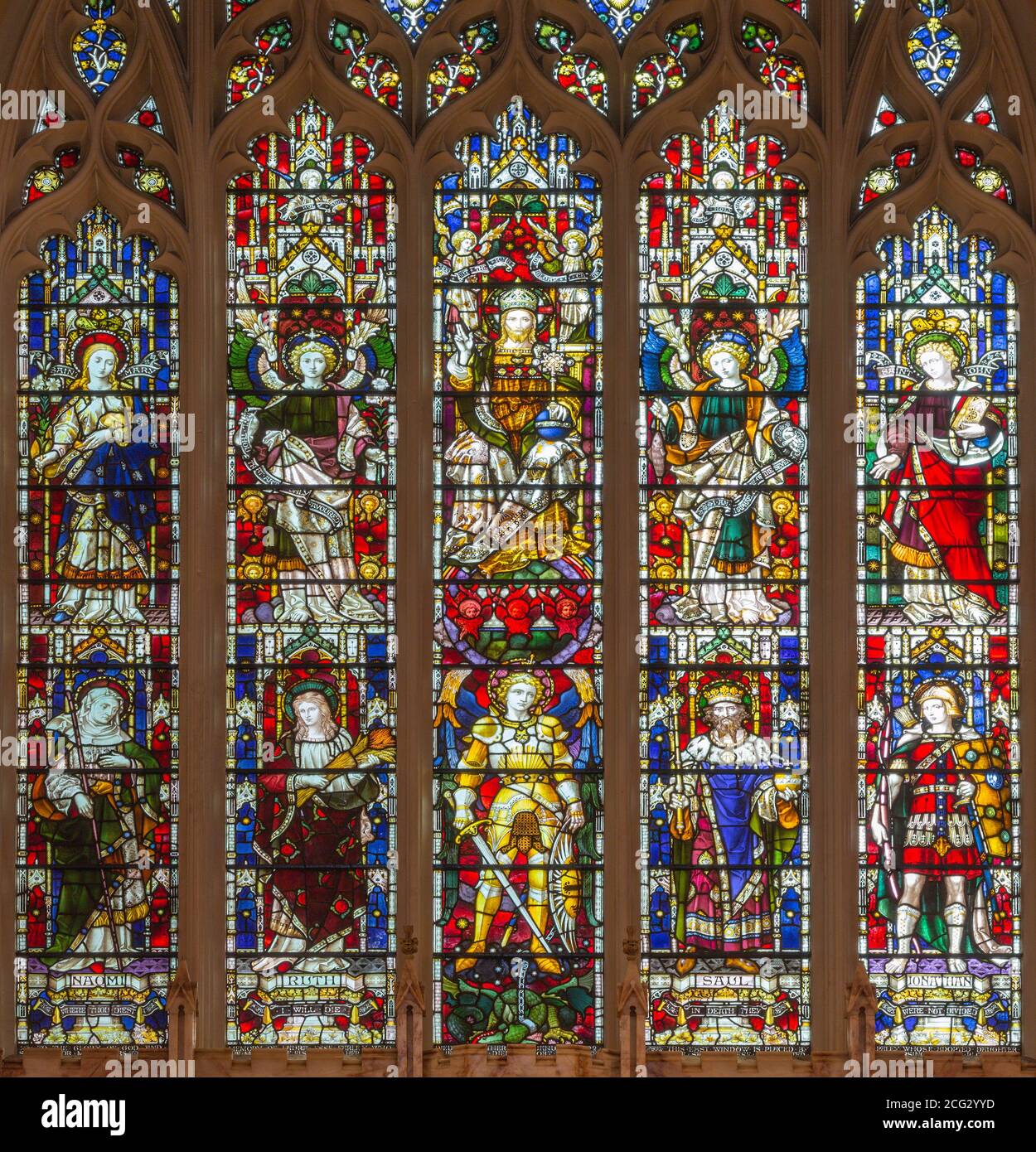 LONDRA, GRAN BRETAGNA - 17 SETTEMBRE 2017: L'altare principale e la vetrata nella chiesa di San Michele, piazza Chester (fine del f19. Sec.). Foto Stock