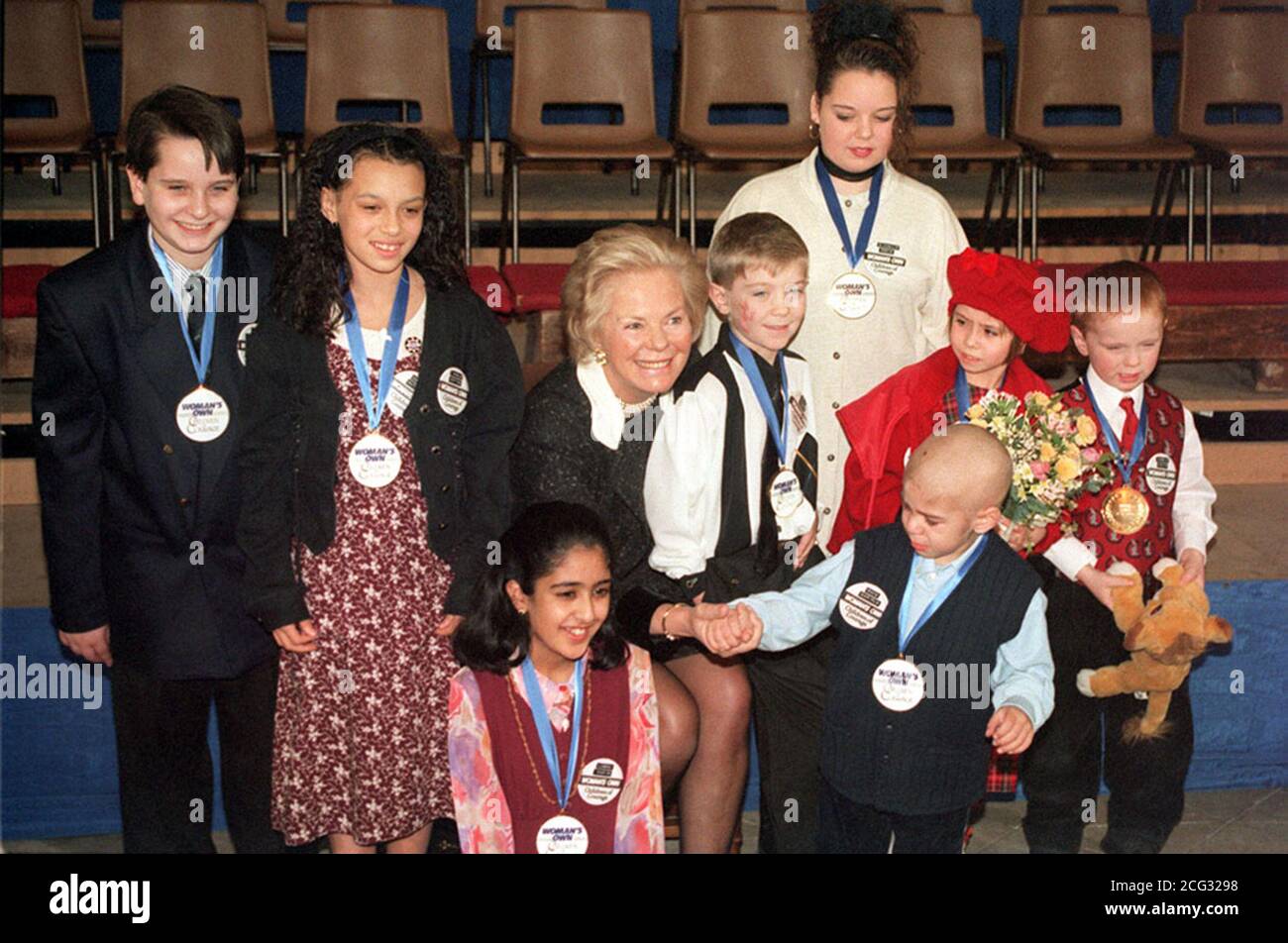 PAP 25: 13.12.94: LONDRA: La Duchessa del Kent con gli otto finalisti nel 21 ° anniversario Children of Courage Awards presso l'Abbazia di Westminster questo pomeriggio (Martedì). (L-R) Jon McNestrie, Carla Hutton, Lubna Karim, la duchessa, Dale Jones, Michelle Reeve, Rhys Daniels, Abby Bamford e Robbie Cowin. PA NEWS, NEIL MUNNS/MJB. Foto Stock