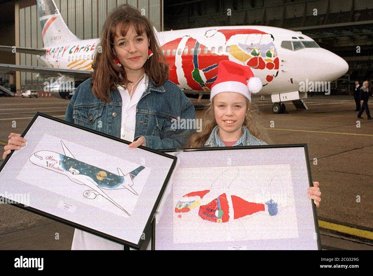 HEA 1: 18.12.94: HEATHROW: Vincitori del concorso Lisa Falconer (a sinistra), 14, di Aberdeen, e 10 anni Rebecca Rees, di Swansea, all'aeroporto di Heathrow di Londra questa mattina (domenica) con il Boeing 737 dipinto con scene natalizie disegnate dalle due ragazze. L'aereo partirà in seguito per la Romania con regali per i bambini bisognosi. PA NEWS, TIM OCKENDEN. Foto Stock