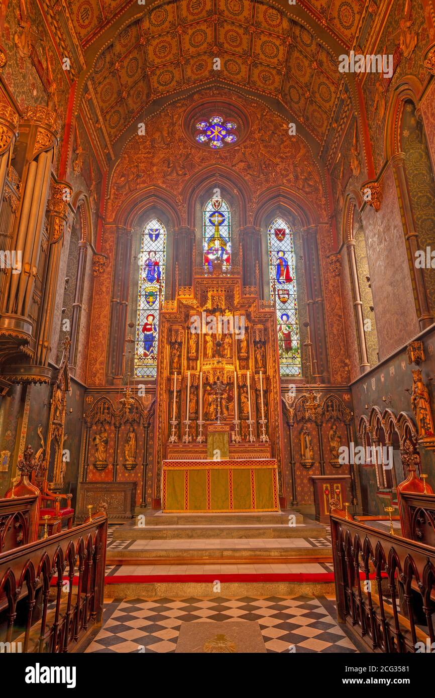 LONDRA, GRAN BRETAGNA - 17 SETTEMBRE 2017: Presbiterio e altare (di Bodley) della chiesa di San Barnaba, Pimlico Foto Stock
