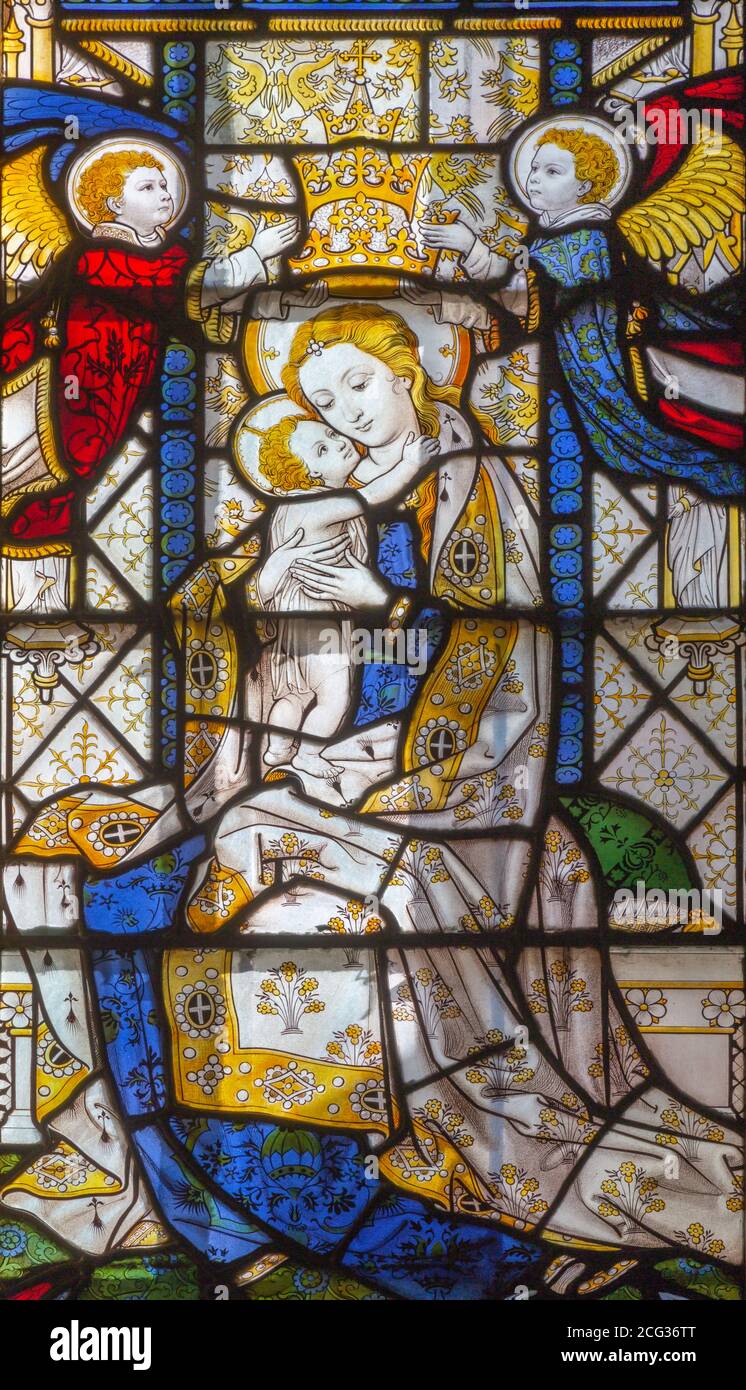 LONDRA, GRAN BRETAGNA - 17 SETTEMBRE 2017: Il dettaglio Madonna sulla vetrata in chiesa San Barnaba di Kempe (1930). Foto Stock