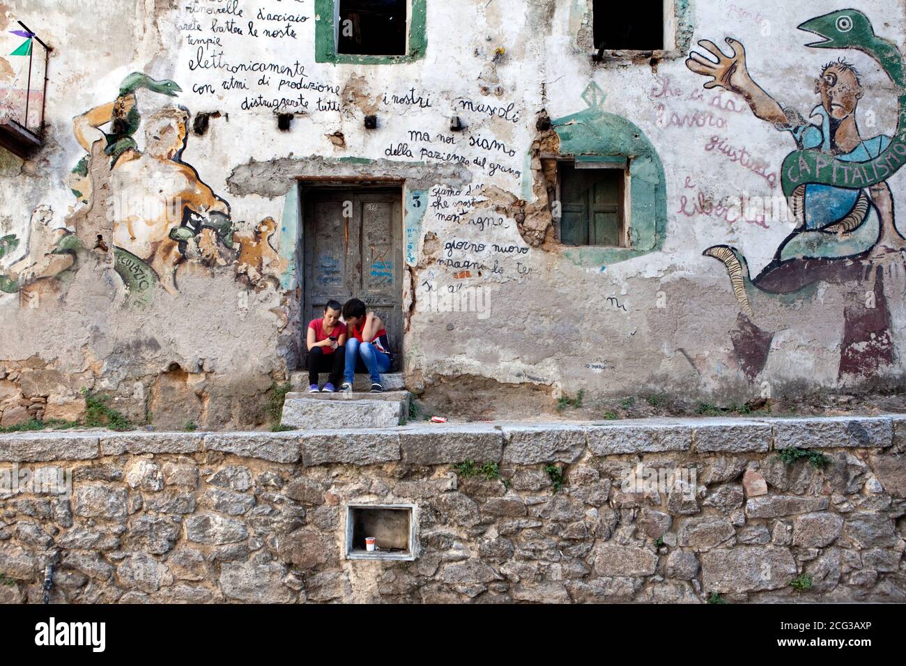 ORGOSOLO - murales politici nel villaggio di montagna sardo Foto Stock