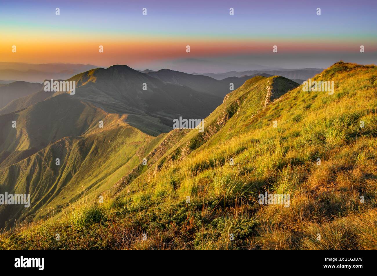 Una splendida alba in montagna nel mese di agosto Foto Stock