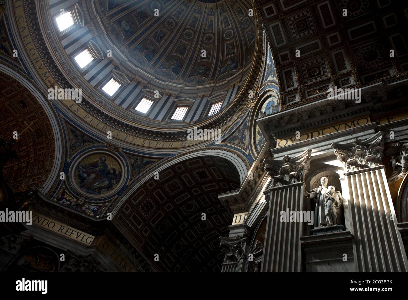 CITTÀ DEL VATICANO - fascio di luce nella cupola del Chiesa di San Pietro Foto Stock