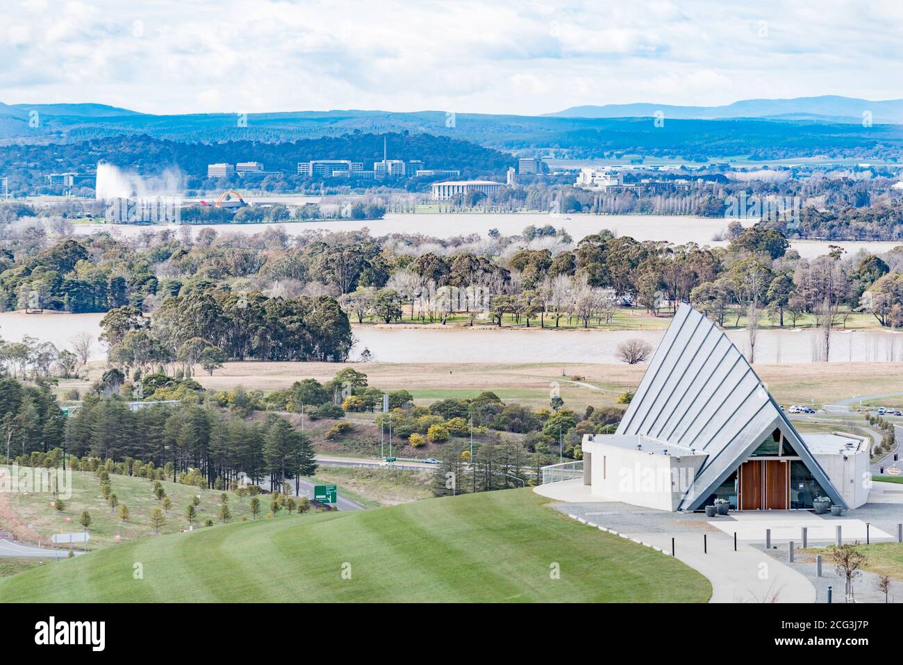 Si affaccia sul Padiglione Margaret Whitlam al National Arboretum di Canberra, in Australia, al Lago Burley Griffin e al Captain Cook Water Jet Foto Stock