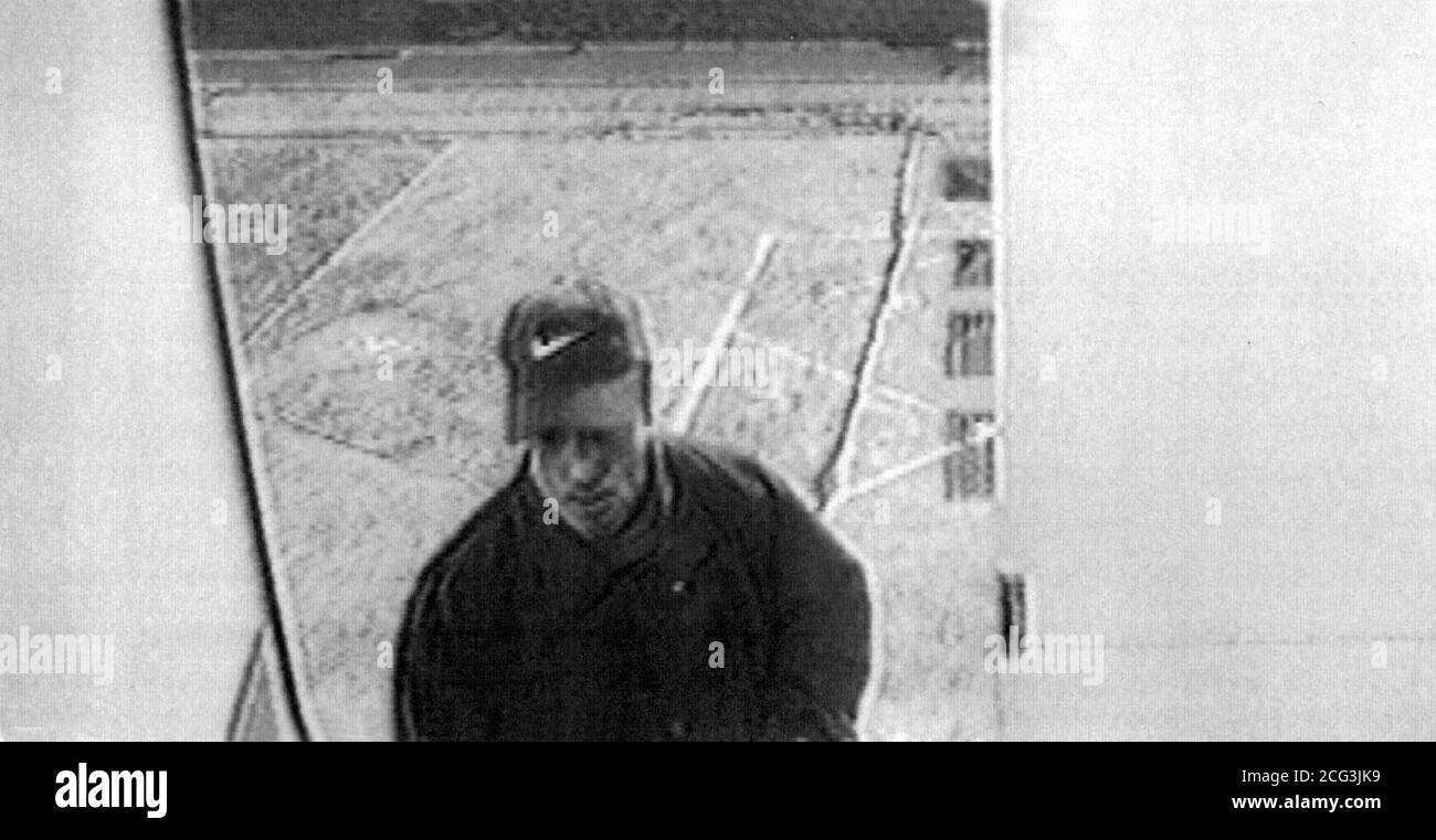 Un'immagine elettronica CCTV emessa dalla polizia oggi (Domenica) di un uomo che ha visitato il cantiere Shepherd's Bush Self Storage a Londra ovest il 7 novembre, il giorno prima che fosse perquisito da una banda in un incidente relativo all'attività criminale provvisoria dell'IRA. Ha dato il nome Tommy Hearns ed è descritto come bianco, alto 6ft, 25 - 27-years-old, con gli occhi aperti scuri e una 'faccia martoriata ', con un naso grande. Indossava un cappello da baseball Nike e una giacca scura con numerose tasche. Vedi PA Story POLICE IRA/PA. Foto Stock