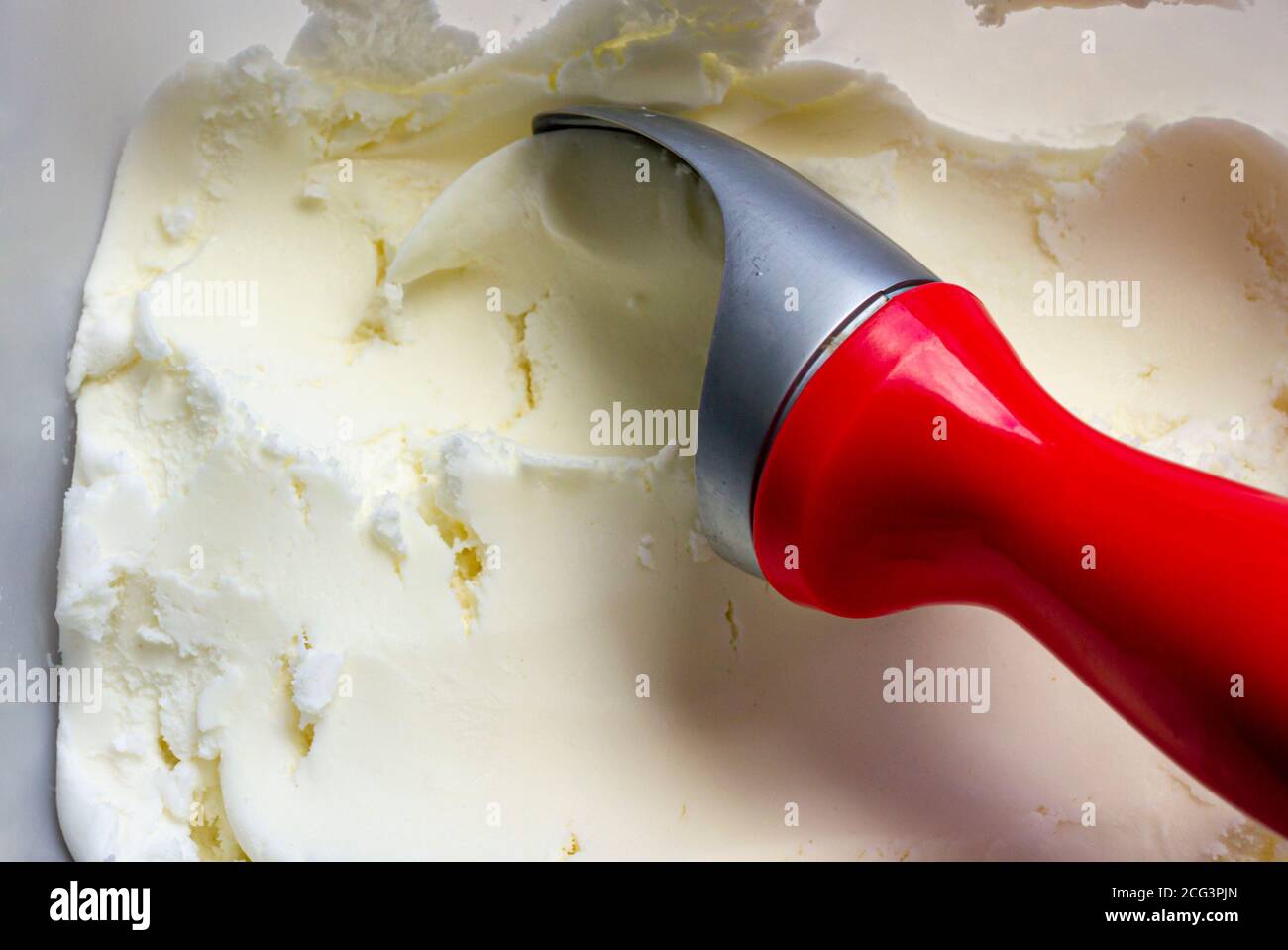 Versare il gelato al limone in una pentola Foto Stock
