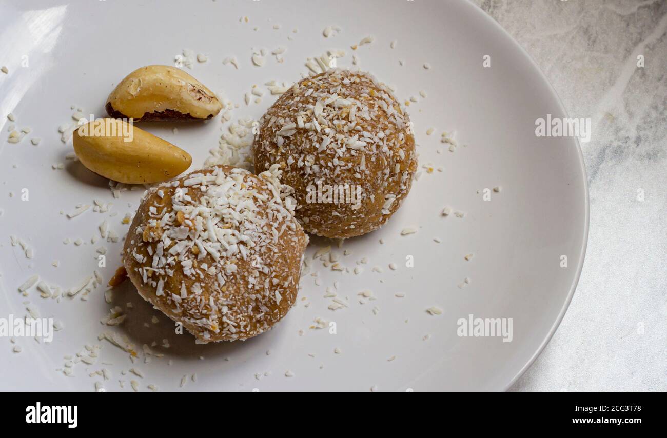 Snack chetogenico a base di arachidi e noci brasiliane. Messa a fuoco di selezione. Foto Stock