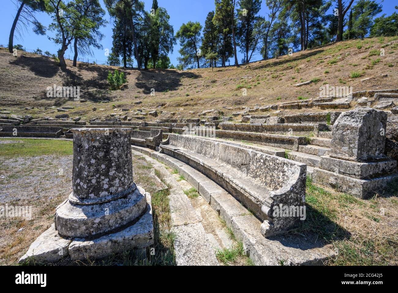 Le rovine del teatro di antiche megalopoli. Megalopoli, Peloponneso centrale, Grecia. Foto Stock