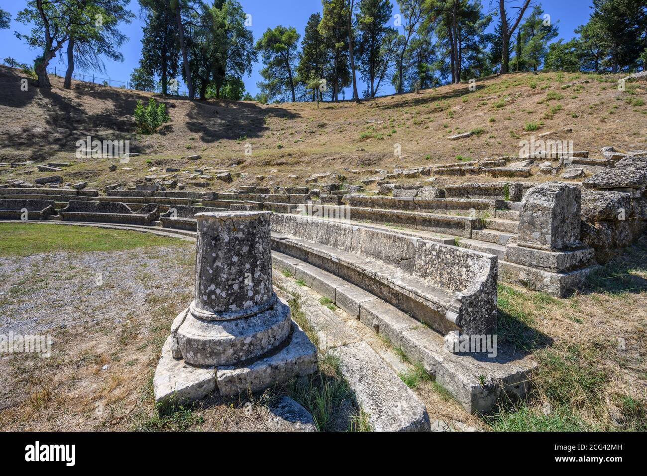 Le rovine del teatro di antiche megalopoli. Megalopoli, Peloponneso centrale, Grecia. Foto Stock