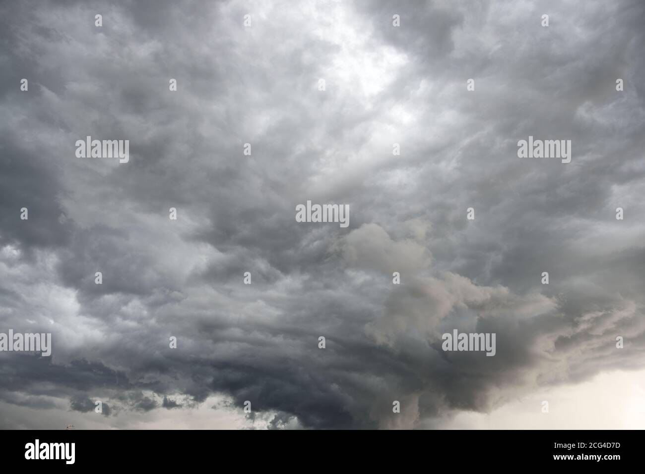 Nuvole ad imbuto che circolano, ruotano e roteano nell'atmosfera sopra il Wyoming settentrionale, USA Foto Stock