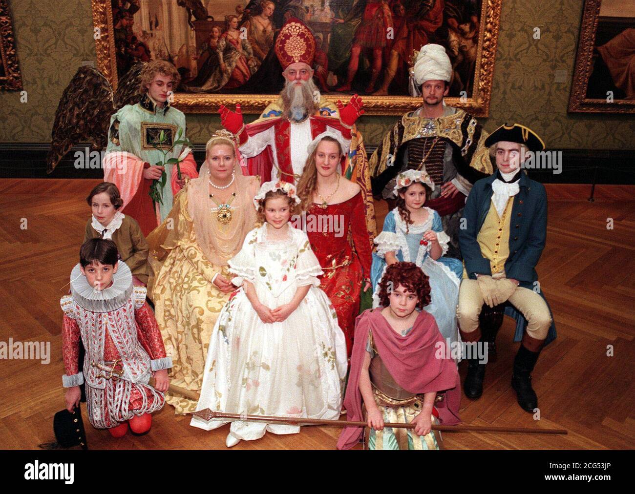 Un gruppo di modelli vestiti in costumi disegnati dagli studenti della Scuola d'Arte di Wimbledon per abbinare i personaggi raffigurati in dipinti esposti nella National Gallery di Londra. . Foto Stock