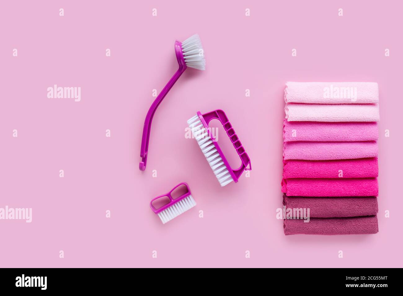 Set professionale per la pulizia generale della casa. Salviette in microfibra multicolore e spazzole viola. Disposizione piatta. Spazio di copia. Foto Stock