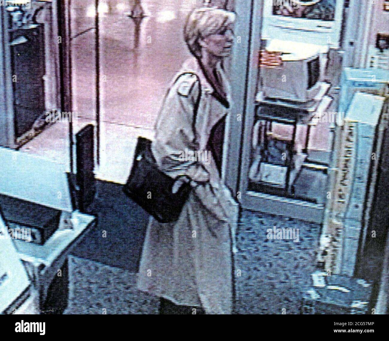 Film CCTV che mostra l'ex presentatore della BBC, Jill Dando, shopping in un ramo della catena Dixons nel centro commerciale Kings Mall a Hammersmith, Londra. Jill lasciò il centro commerciale e si dirigeva verso la sua casa in Gowan Avenue, Fulham, dove fu fucilata a casa sua. * Pic preso alle 10.55 di lunedì 26 aprile 1999. 40 minuti prima dell'omicidio Foto Stock
