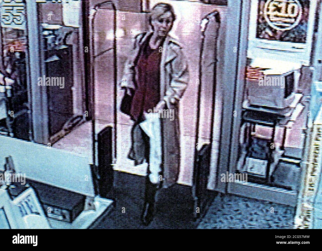 Film CCTV che mostra l'ex presentatore della BBC, Jill Dando, shopping presso una filiale della catena Dixons nel centro commerciale Kings Mall a Hammersmith, Londra. Jill lasciò il centro commerciale e si dirigeva verso la sua casa in Gowan Avenue, Fulham, dove le fu sparata sulla sua porta. * Pic preso alle 10.55 di Lunedi, 26 aprile 1999. 40 minuti prima dell'omicidio *02/07/2001...la giuria di Old Bailey nel processo per omicidio di Jill Dando ha annunciato il suo verdetto di colpevole nel processo di sospetto Barry George, 41, disoccupato dal sud-ovest di Londra. George aveva negato l'assassinio di Miss Dando il 26 1999 aprile. Il presentatore TV era Foto Stock