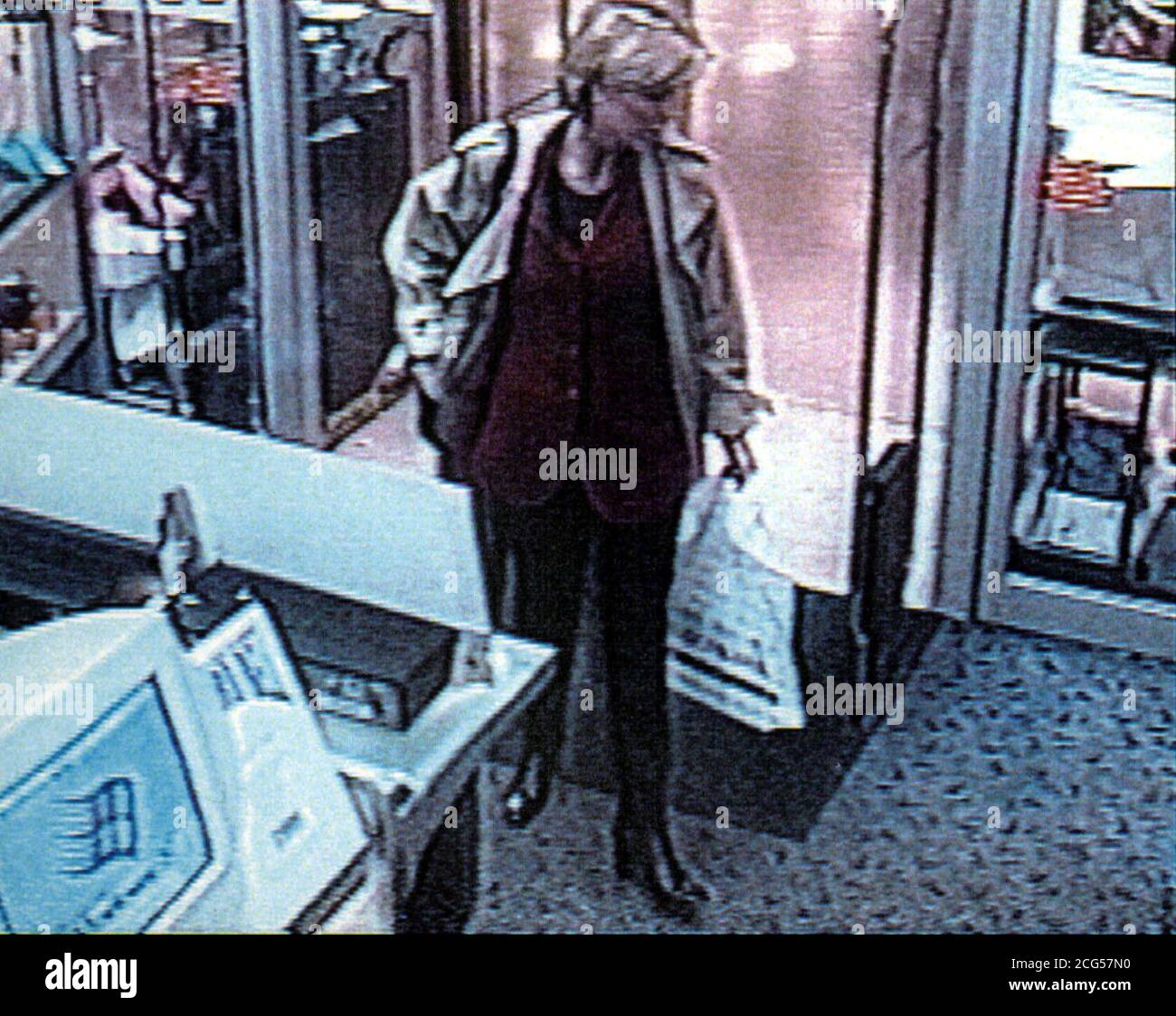 Film CCTV che mostra l'ex presentatore della BBC, Jill Dando, shopping in un ramo della catena Dixons nel centro commerciale Kings Mall a Hammersmith, Londra. Jill lasciò il centro commerciale e si dirigeva verso la sua casa in Gowan Avenue, Fulham, dove fu fucilata a casa sua. * Pic preso alle 10.55 di lunedì 26 aprile 1999. 40 minuti prima dell'omicidio Foto Stock
