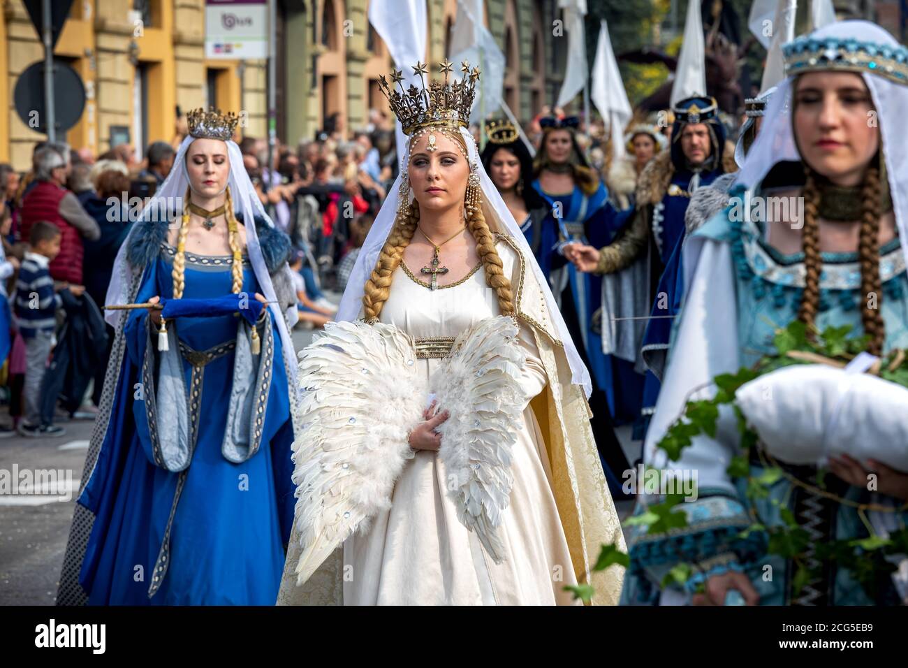 Partecipanti a abiti storici sulla Parata medievale - parte tradizionale delle celebrazioni durante l'annuale festival del Tartufo Bianco ad Alba, Italia. Foto Stock