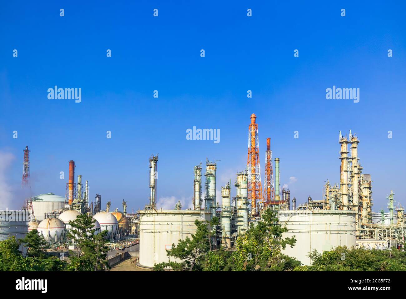 Industria del petrolio e del gas - impianto petrolchimico, stabilimento di raffineria petrolifera sullo sfondo blu del cielo Foto Stock