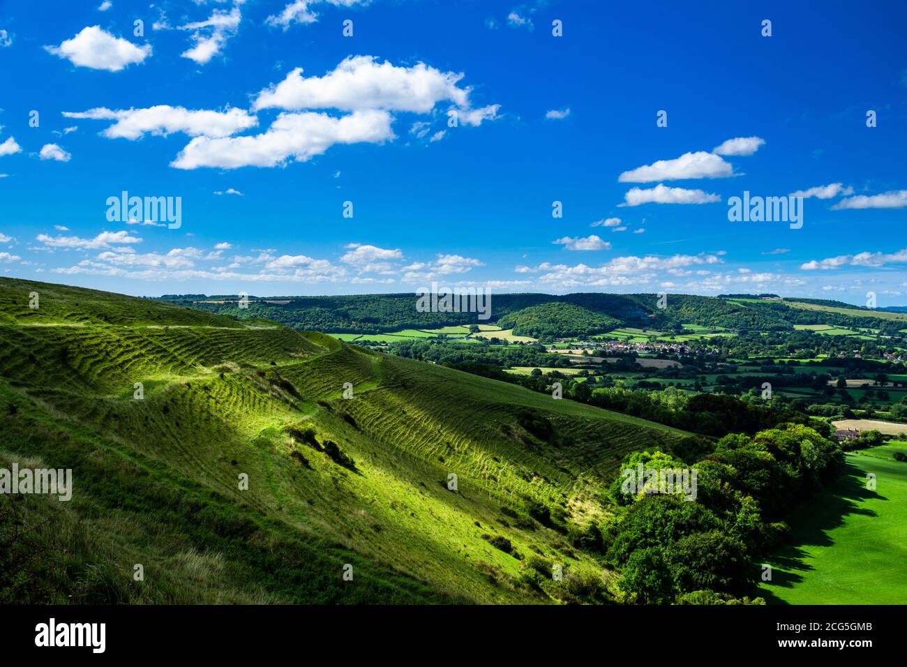 Una giornata estiva sulla cima della collina di Hambledon Il Dorset nord si estende verso sud-ovest dell'Inghilterra Foto Stock