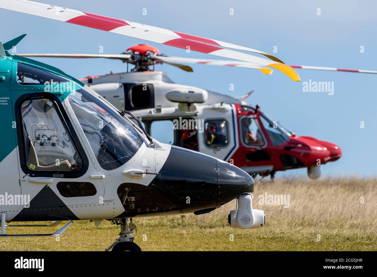 Beachy Head, Eastbourne, East Sussex, Regno Unito. 9 Settembre 2020. Risposta di più agenzie all'incidente in queste scogliere della costa meridionale. Coast Guard Helicopter, polizia del Sussex Est, KSS Air e servizio di ambulanza del Sud Est assistito da Eastbourne RNLI linshore scialuppa di salvataggio. Credit: Alan Fraser/Alamy Live News Foto Stock