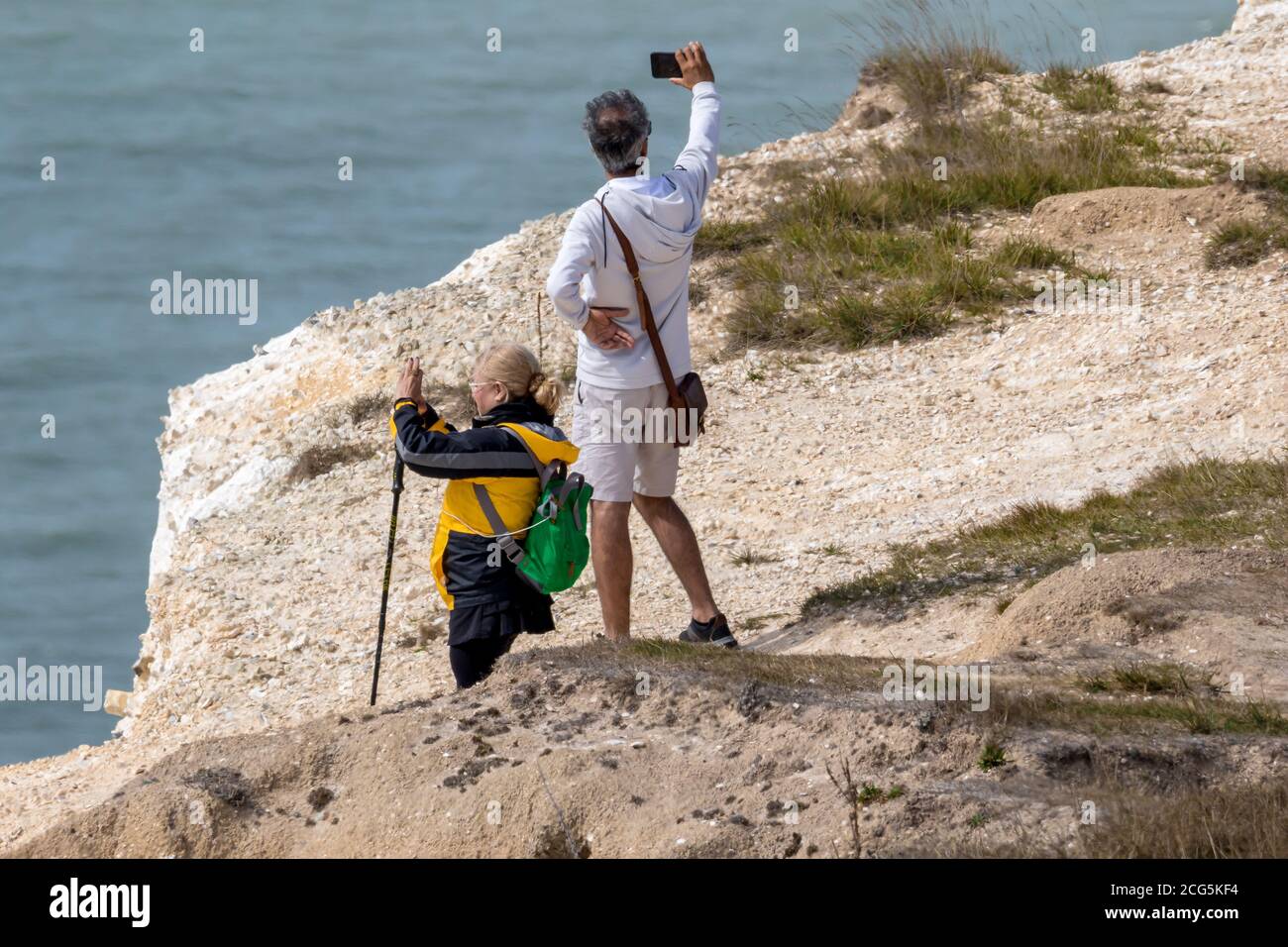 Beachy Head, Eastbourne, East Sussex, Regno Unito. 9 Settembre 2020. Risposta di più agenzie all'incidente in queste scogliere della costa meridionale. Coast Guard Helicopter, polizia del Sussex Est, KSS Air e servizio di ambulanza del Sud Est assistito da Eastbourne RNLI linshore scialuppa di salvataggio. Credit: Alan Fraser/Alamy Live News Foto Stock