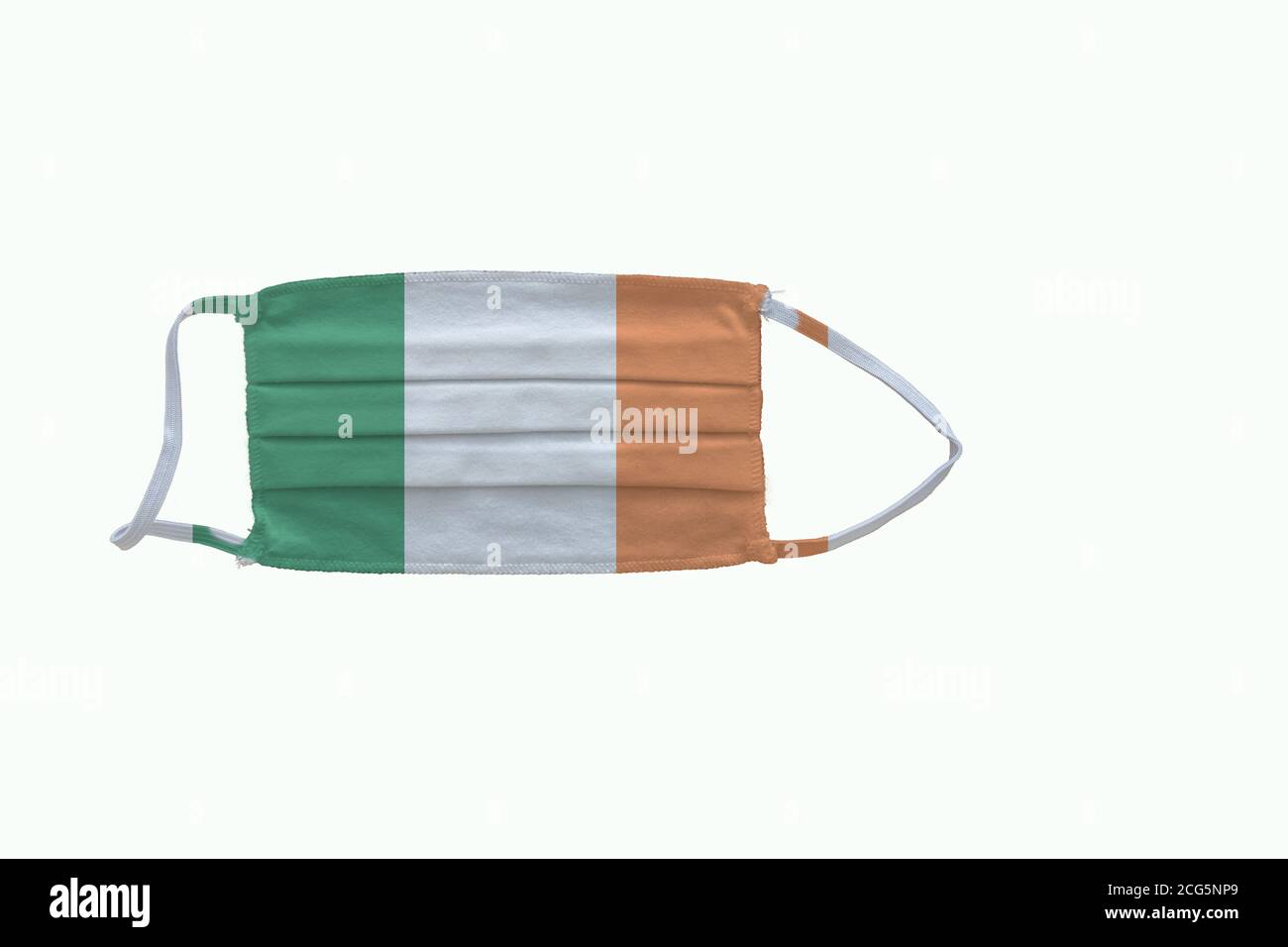 Repubblica d'Irlanda progettazione bandiera Covid-19 pandemia virus maschera su uno sfondo bianco con spazio per la copia Foto Stock