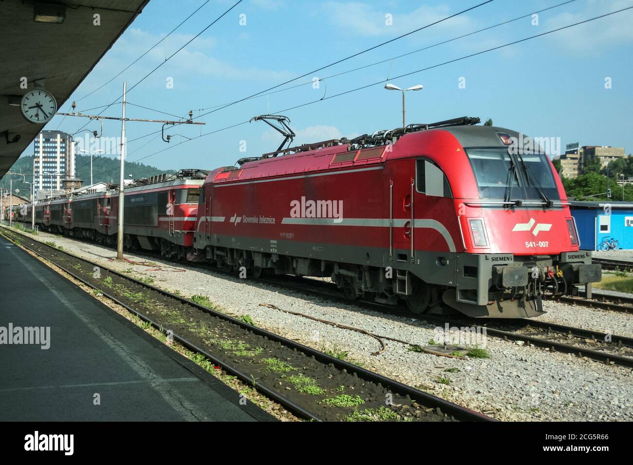 LUBIANA, SLOVENIA - 1 GIUGNO 2008: Slovena Ferrovie (Slovenske Zeleznice) locomotiva elettrica Serie 363 e 541 Taurus pronta per la partenza su Ljub Foto Stock