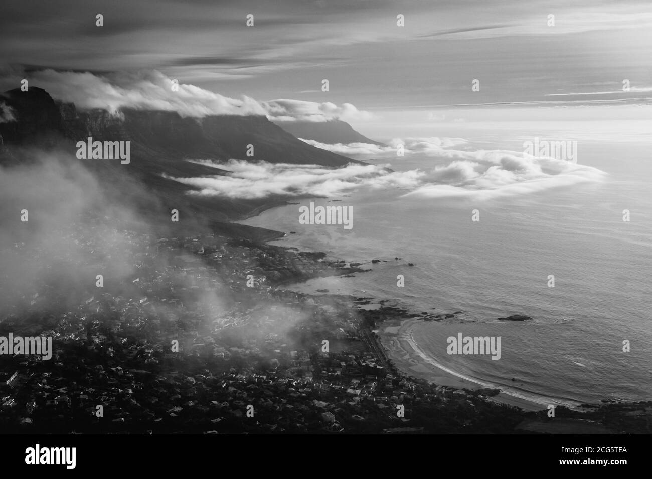 Vista da Lion's Head sopra Camps Bay e i dodici Apostoli Foto Stock