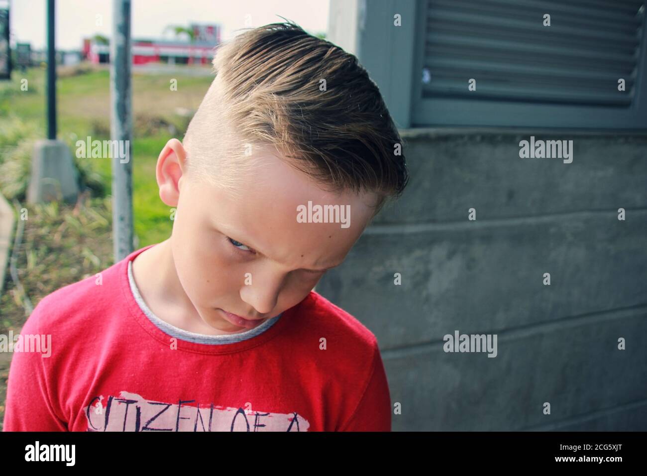 Ragazzo triste e frustrato con espressione infelice face.depressive mood.emotive espressione facciale. Foto Stock