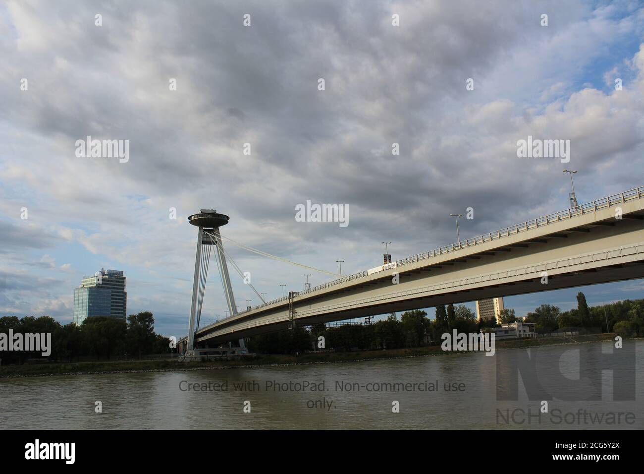 Il ponte sul fiume Danuber a Bratislava Foto Stock