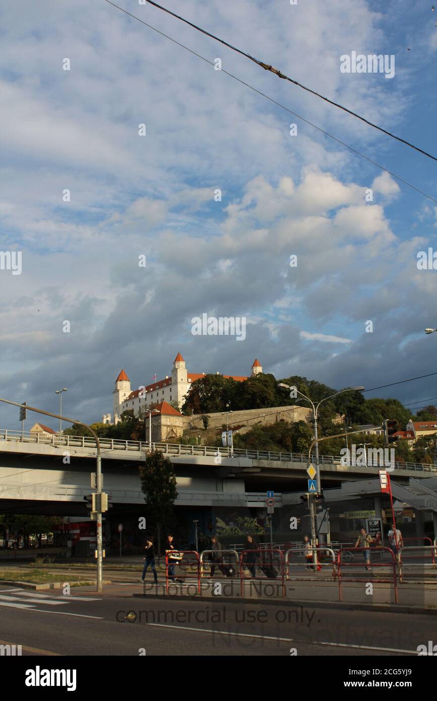 Castello di Bratislava visto dal basso Foto Stock