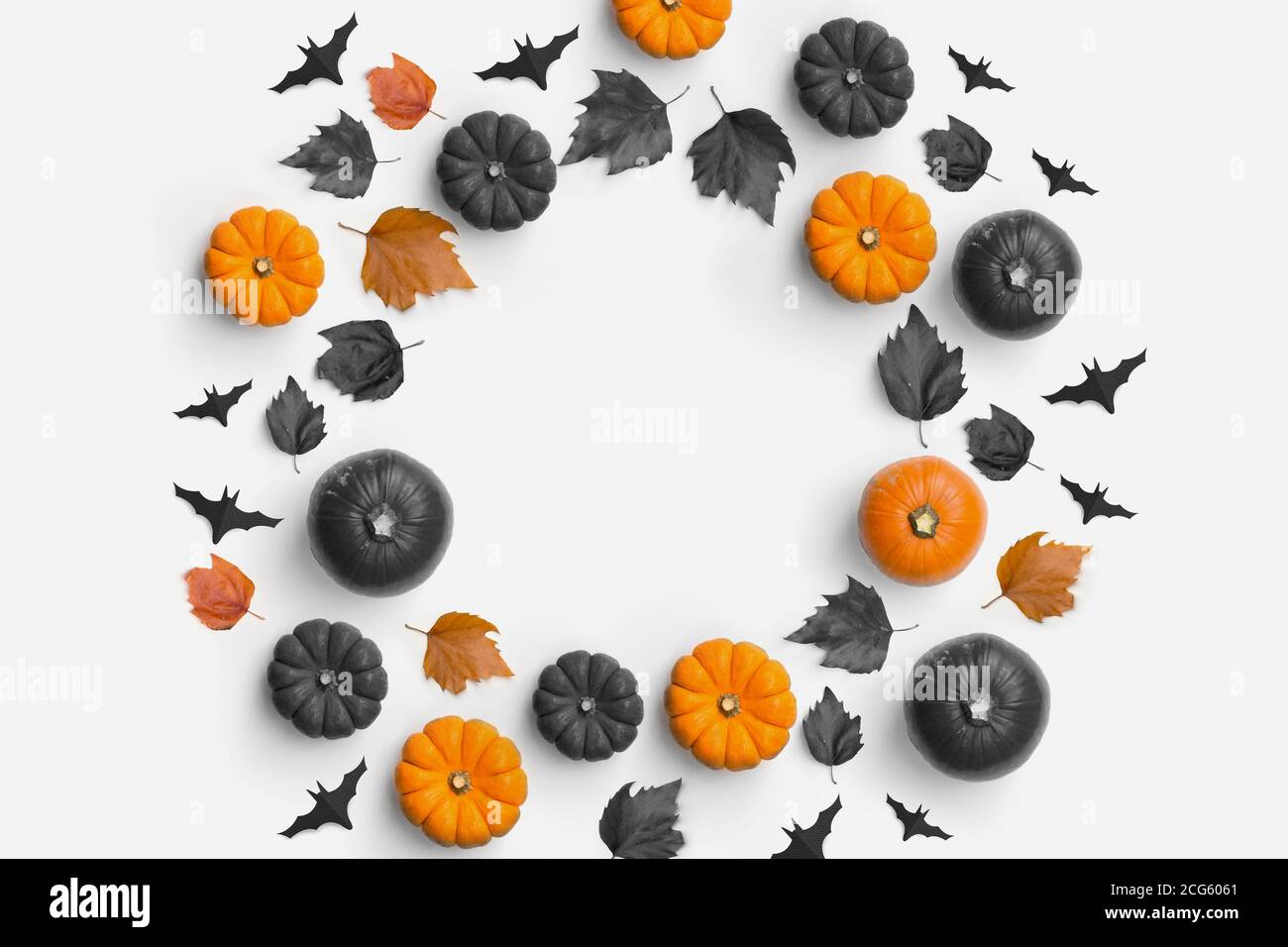 Autunno autunno autunno contemporaneo sfondo composizione halloween con zucche e foglie a forma di cerchio. Foto Stock