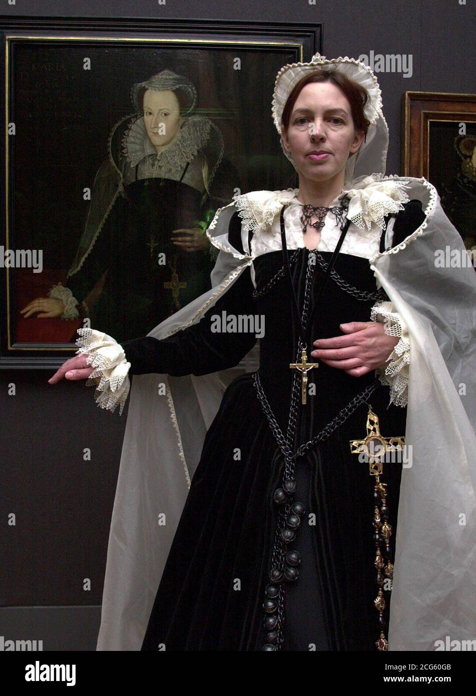 8 DICEMBRE: In questo giorno del 1587, Maria, Regina di Scozia, fu giustiziata. La regina Elisabetta negò qualsiasi coinvolgimento con la sua morte, insistendo sul fatto che era stata ingannata a firmare il mandato di morte. Cait Goodwin studentessa della Scuola d'Arte di Wimbledon, reparto costumi, vestita come Maria, Regina di Scozia accanto al suo ritratto da un artista sconosciuto, dopo Nicholas Hilliard c.1610 nella National Portrait Gallery di Londra. * gli studenti ricreano ritratti risalenti al periodo Tudor fino al XIX secolo, che sono stati fonte di ispirazione per i loro sontuosi costumi. Foto Stock