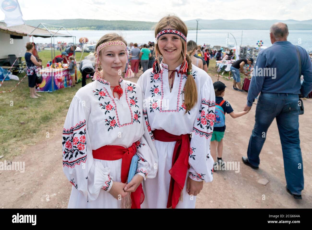 Ragazze in costumi ucraini folcloristici stand su una strada di shopping al festival di musica Caratag. Regione di Krasnoyarsk. Russia. Foto Stock