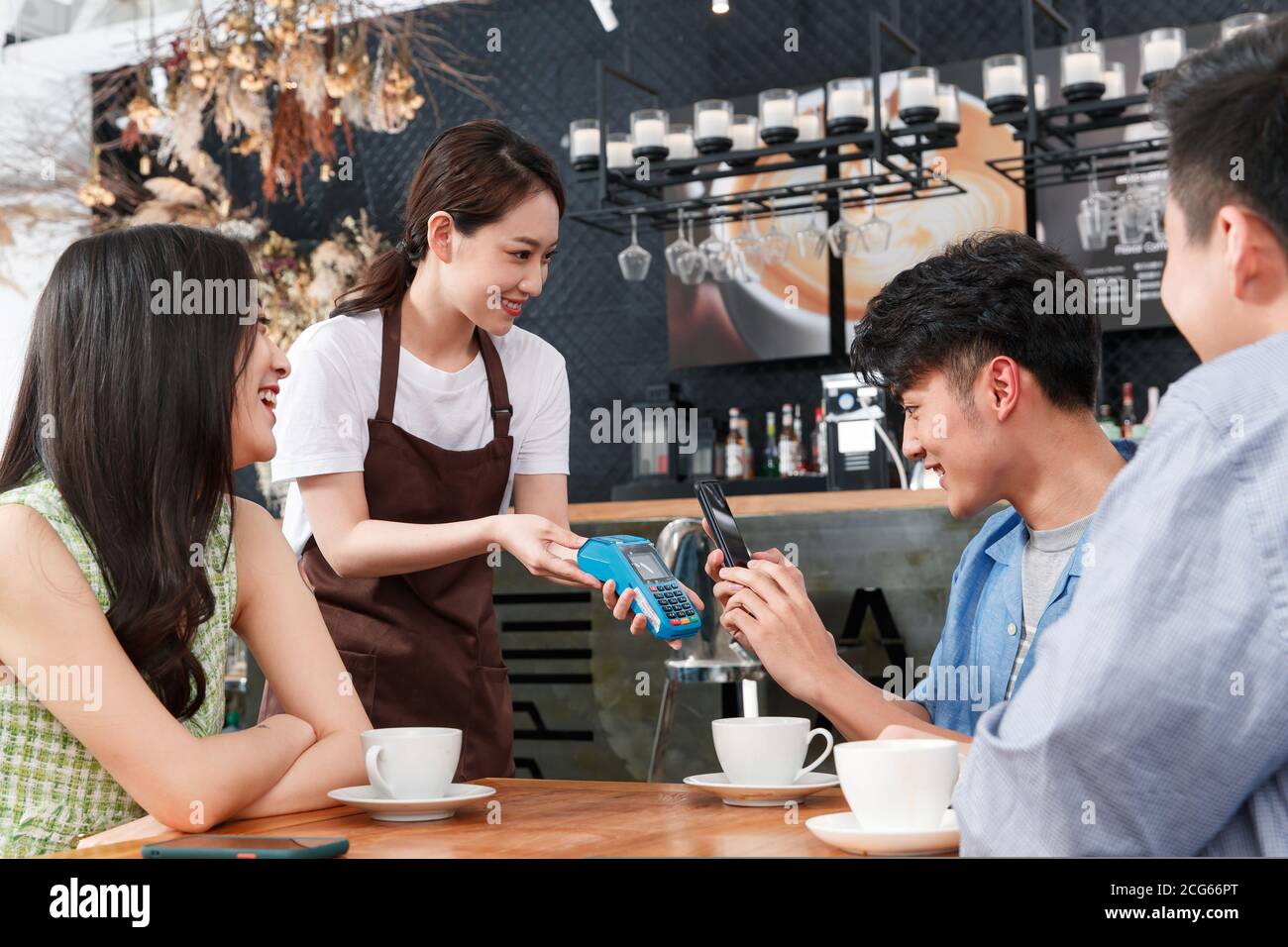 Giovani amici in un caffè bere caffè Foto Stock