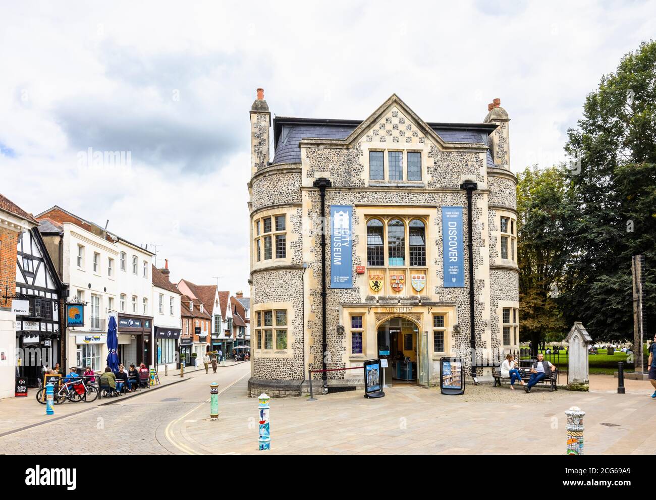 Il Museo della Città, di per sé un edificio storico, in Piazza e Great Minster Street, nel centro storico della città di Winchester, Hampshire, nel sud del Regno Unito Foto Stock