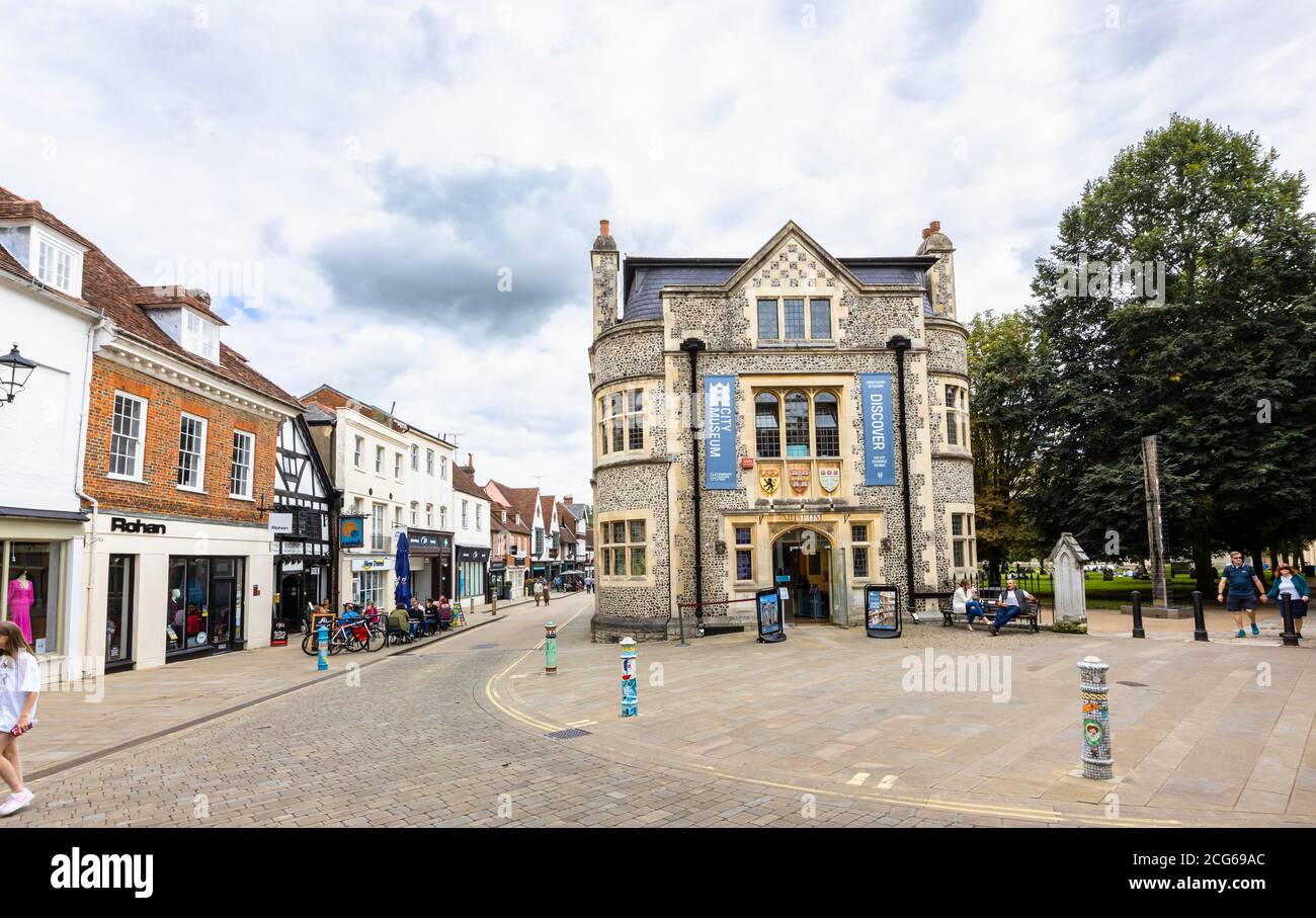 Il Museo della Città, di per sé un edificio storico, in Piazza e Great Minster Street, nel centro storico della città di Winchester, Hampshire, nel sud del Regno Unito Foto Stock
