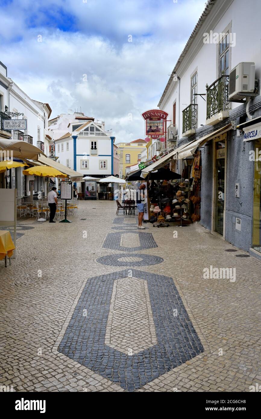 Strade acciottolate nel centro della città, Lagos, Algarve, Portogallo Foto Stock