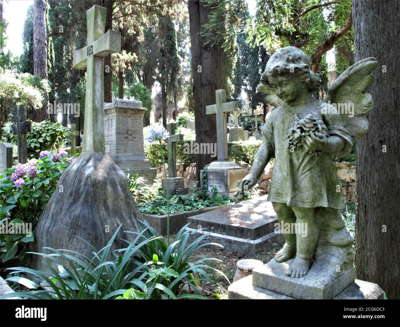 CIMITERO NON CATTOLICO DOVE ARTISTI, SCRITTORI, STUDIOSI, POETI E DIPLOMATICI NON CATTOLICI LA RELIGIONE È SEPOLTA Foto Stock