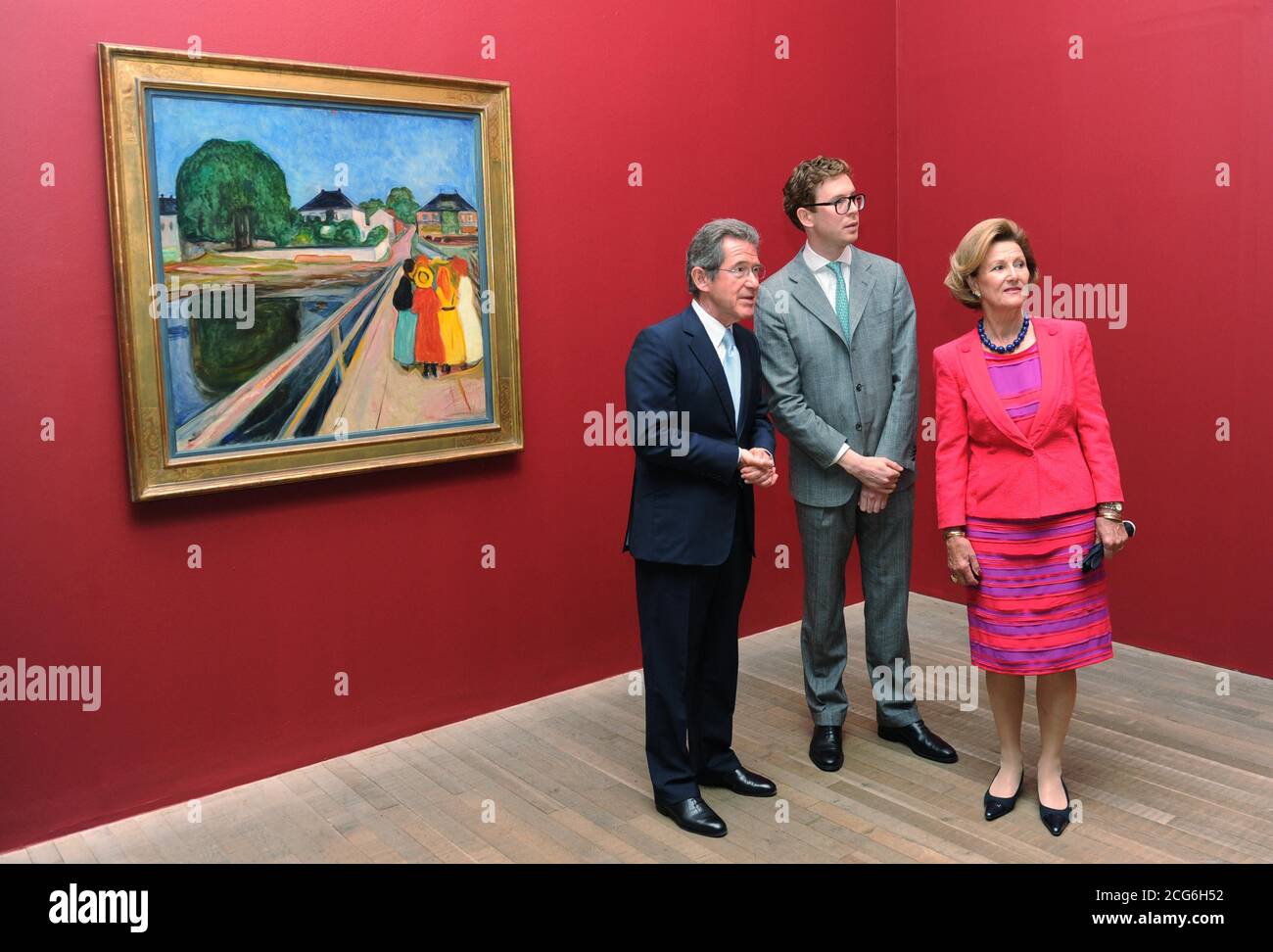 La regina Sonja di Norvegia, il presidente di Tate Lord Browne (a sinistra) e il curatore Nicholas Cullinan (centro) hanno fatto un tour della mostra Edvard Munch, che apre al pubblico il 28 giugno, al Tate Modern di Londra. Foto Stock