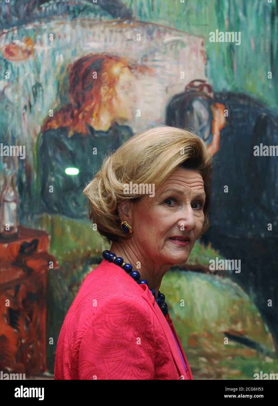 La Regina Sonja di Norvegia tournée la mostra Edvard Munch, che apre al pubblico il 28 giugno, al Tate Modern di Londra. Foto Stock