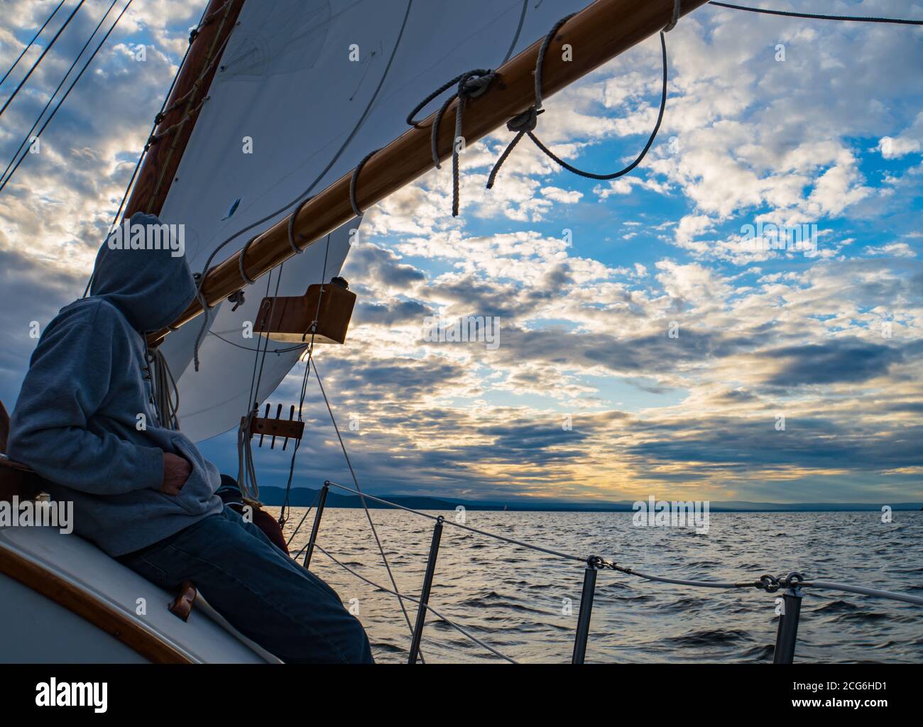 Uomo che guarda il tramonto su una storica goletta a vela sul lago Champlain, Burlington, Vermont Foto Stock